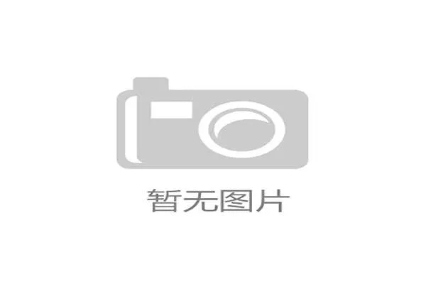 青岛西海岸vs梅州客家比赛中，双方球员为受伤倒地的裁判集体围拢查看